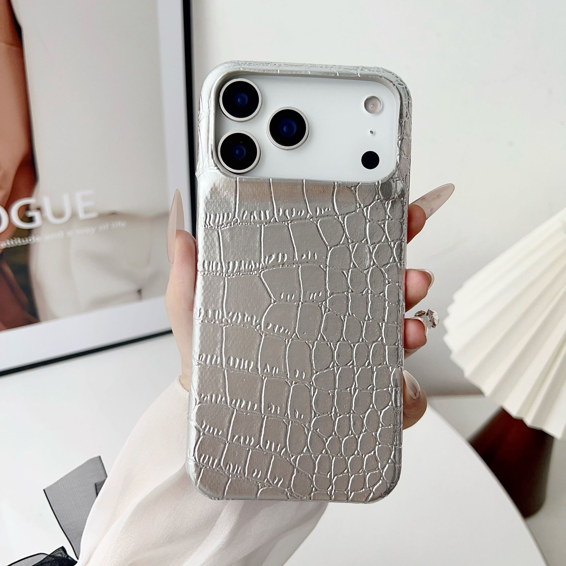 Cracked Gradient Crocodile Skin Pattern Phone Case iPhone 17 Pro Max Compatible with Apple 16 Pro High Frame Luxury Case