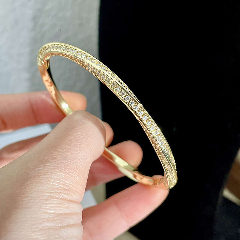 Micro Inlaid Zircon Twisted Pattern Dia Geometric Curve Wrapped Weaving Light Design Sense Gift Bracelet For Women