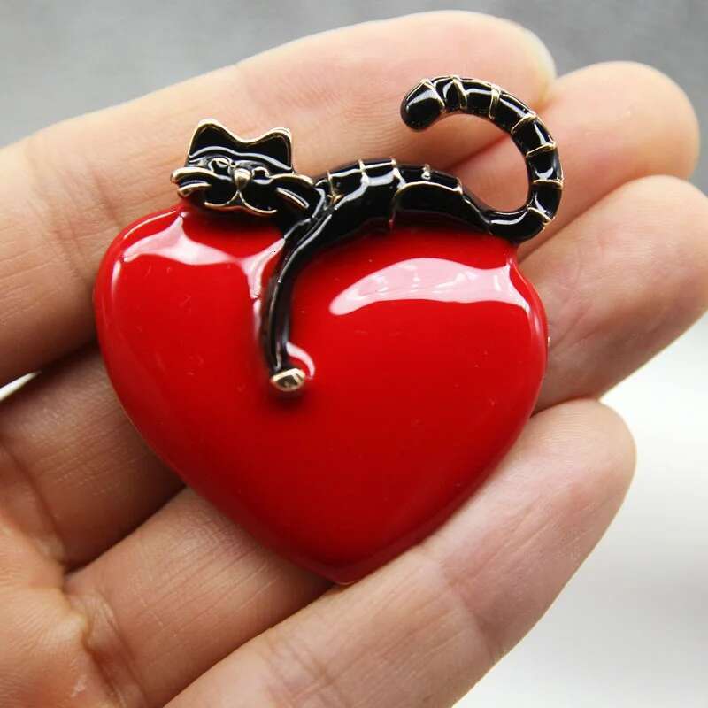 Original Enamel Heart Lazy Cat Pins For Lovers Wedding Jewelry Brooch Christmas New Year Gift