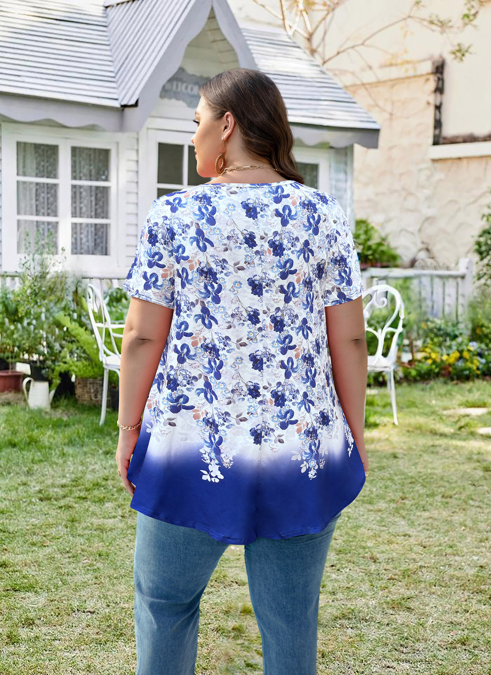 Tunic Tops for Women Plus Size Short Sleeve Crew Neck Swing Flare Loose T-Shirt Blouses to Wear with Leggings Blue White Floral Tunics