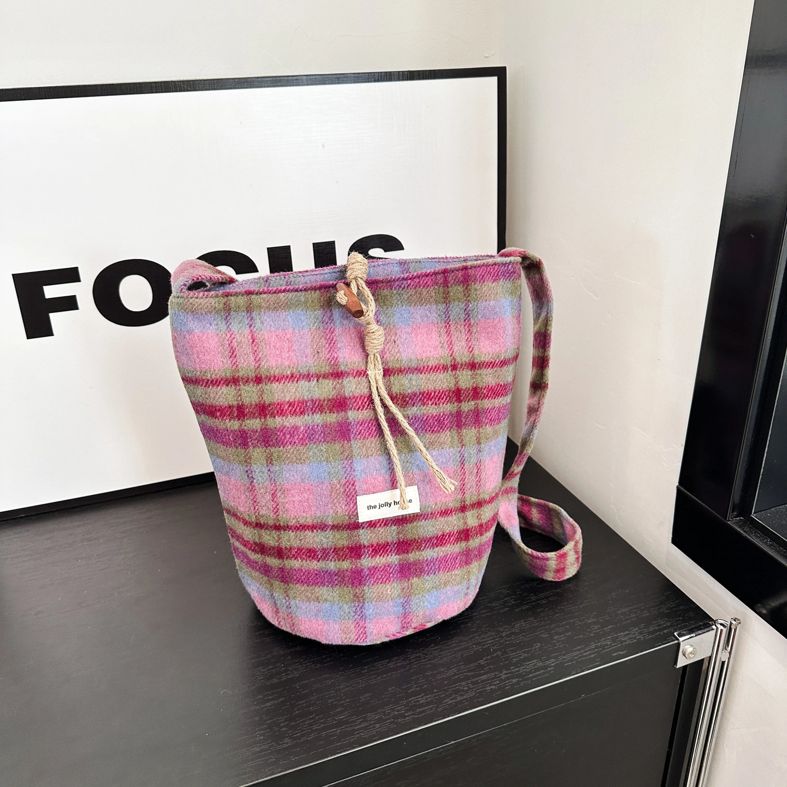 Fashionable womens bucket bag autumn and winter Versatile Woolen Plaid diagonal shoulder bag 250427