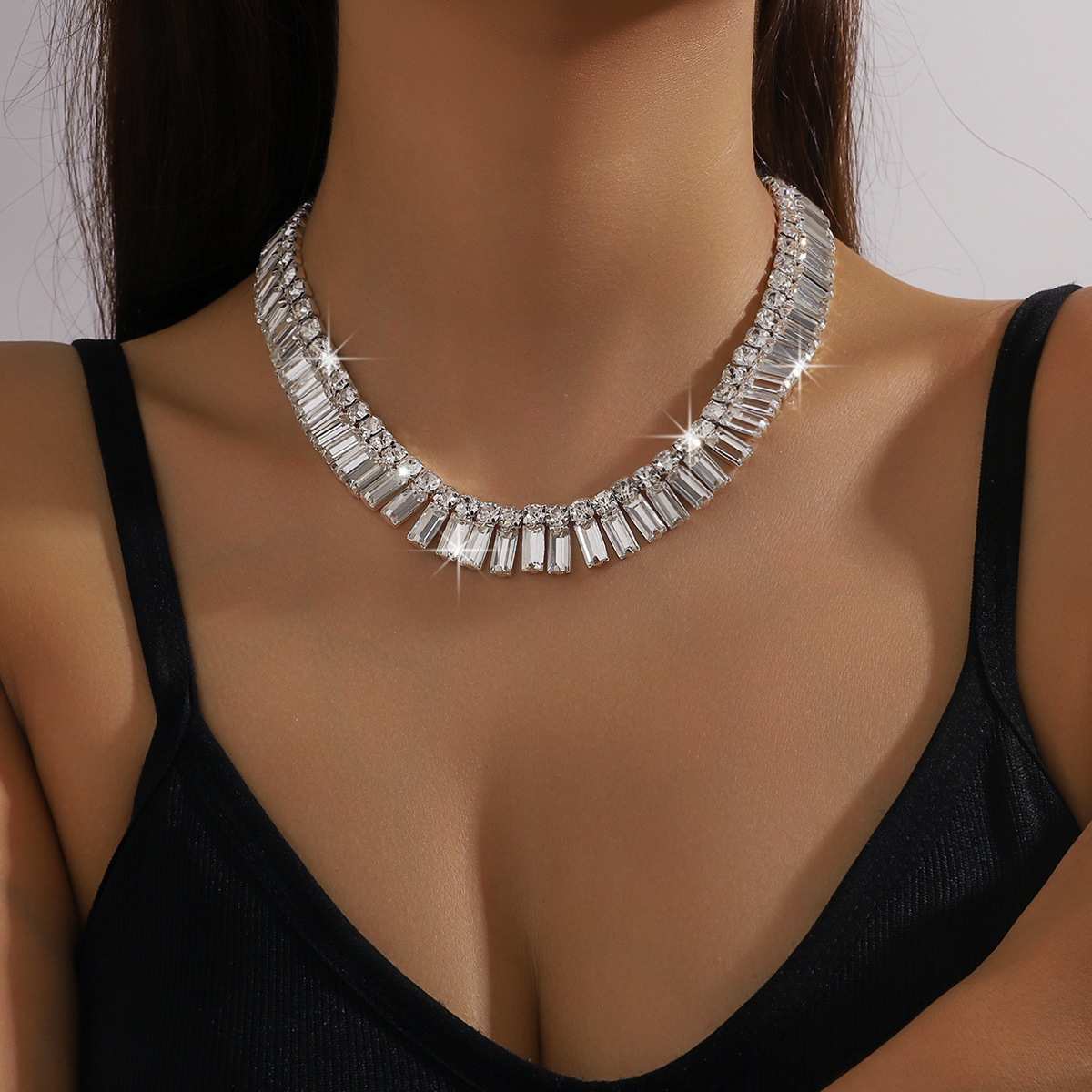 New style exaggerated square full-diamond necklace, fashionable and luxurious for parties and banquets, dazzling diamond-laden elegant ladies' ne