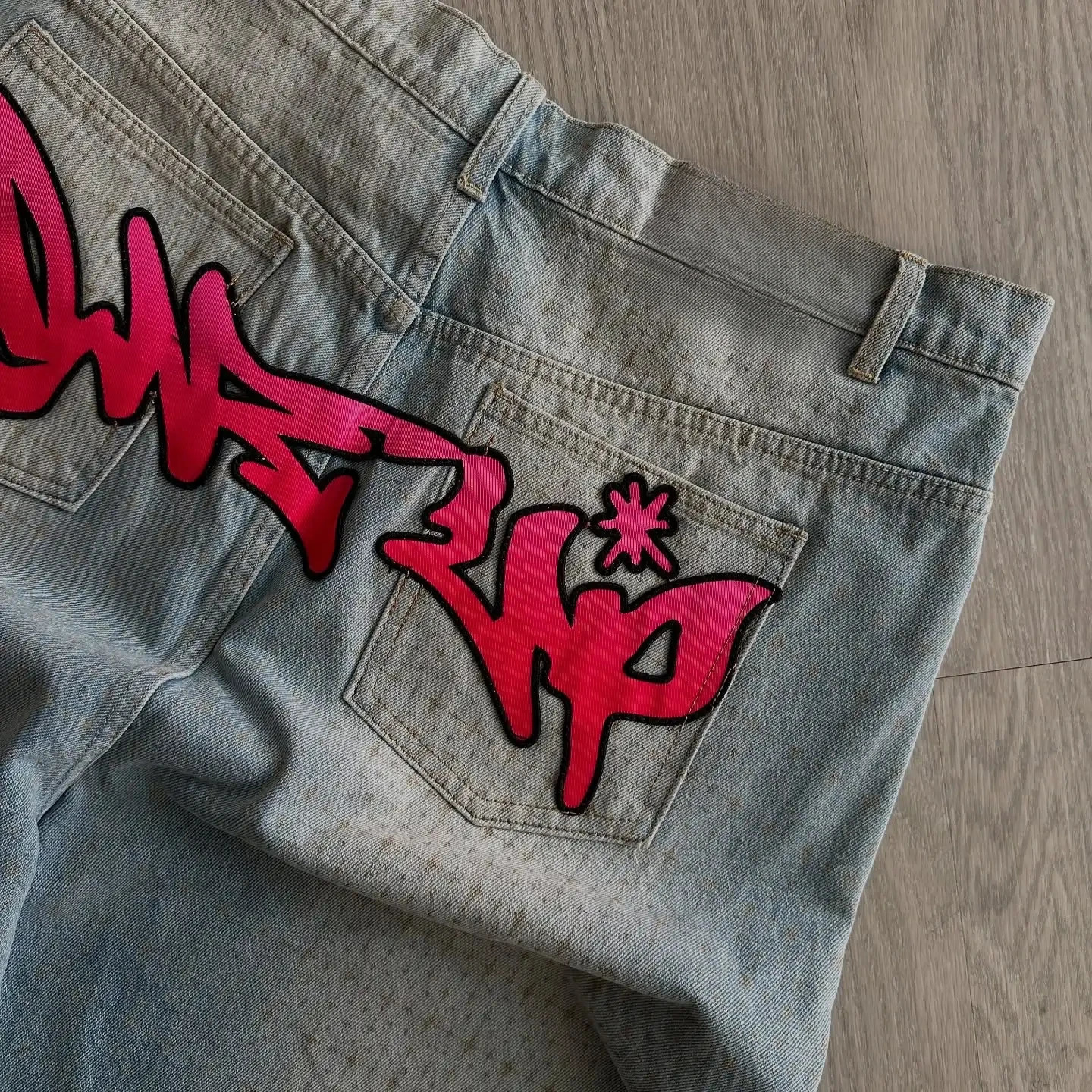 Mens retro washed denim shorts bold pink graffiti patch street clothing hip-hop style pocket set jeans shorts with graphic on the back 250423