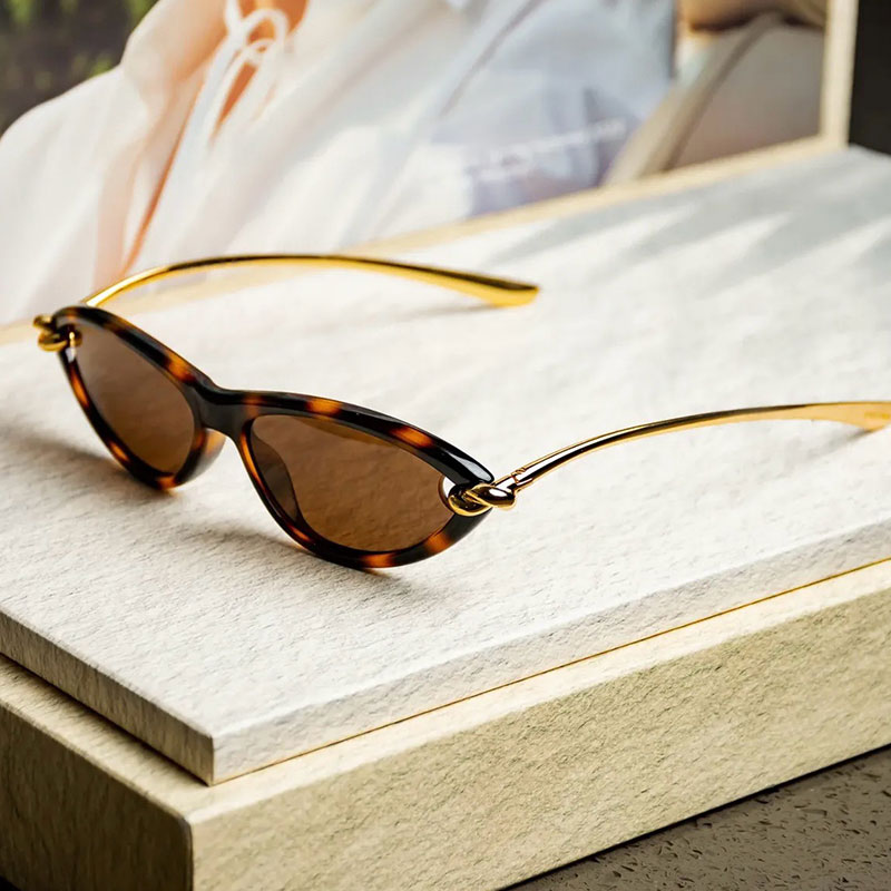 25ss Summer New Designer Classic Cat Eye Frame Fashion Style Unique Metal Knot Legs Outdoor Leisure Travel Beach Sunglasses BV1390