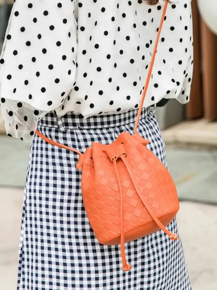 Embossed flat bottom bag PU leather exquisite compact portable shoulder cross bag 250427