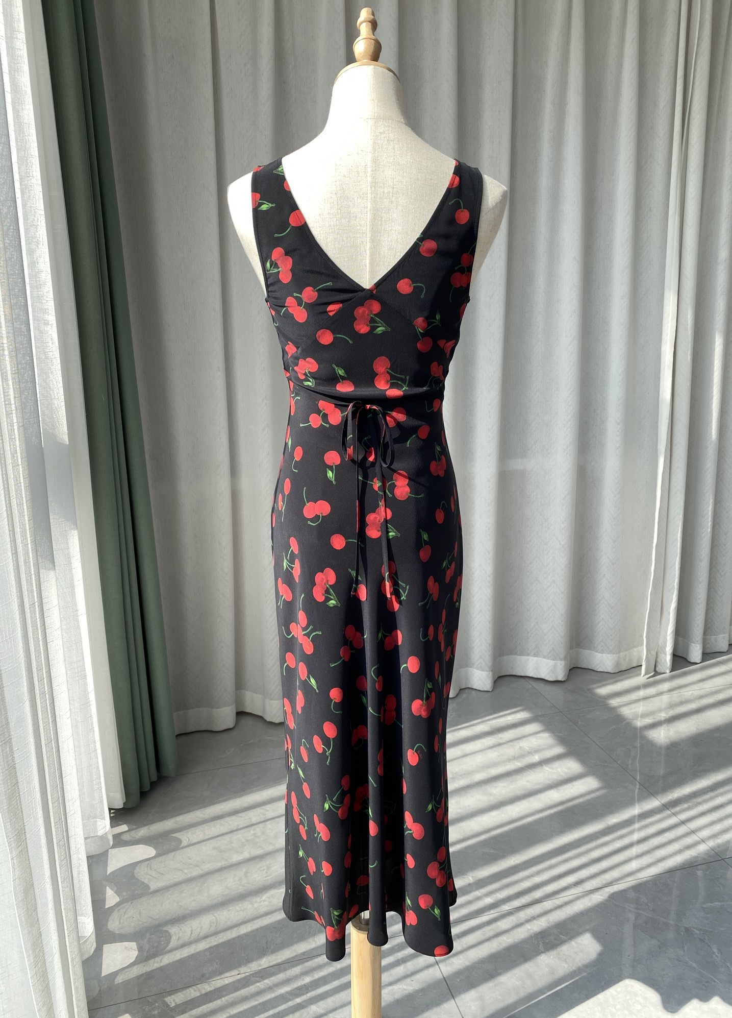 2025 Red cherry silk sleeveless vest skirt Fashion Week Show Customized Fashion Tailored clothing womens Fashion Paris.M353