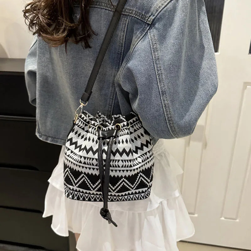 Personalized Casual Fashion Single Shoulder Ethnic Style Oblique Crossbody Drawback Bag for Women Retro 250427