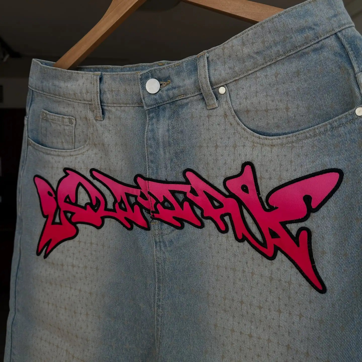 Mens retro washed denim shorts bold pink graffiti patch street clothing hip-hop style pocket set jeans shorts with graphic on the back 250423