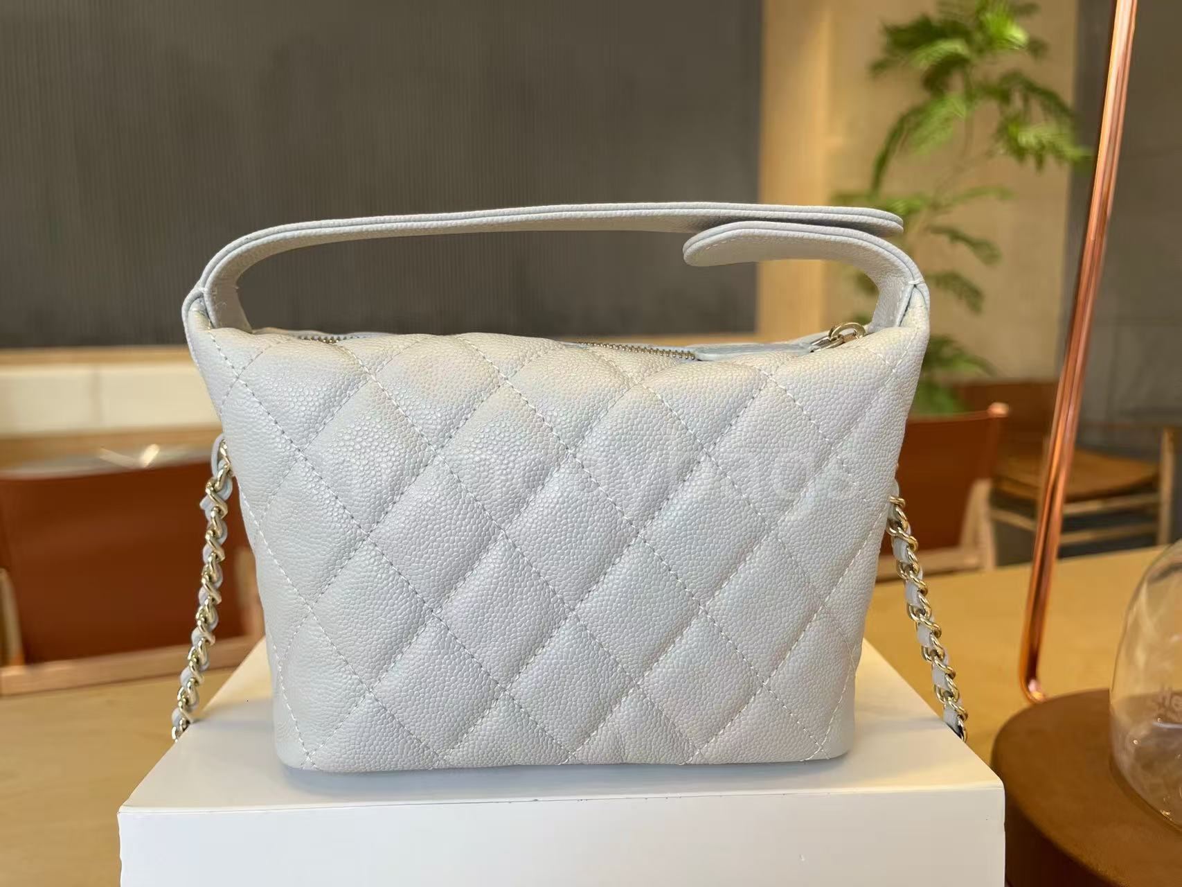 Designer bag, top-level luxury bag, lunch box bag, calf leather metal chain shoulder bag, crossbody bag, fashionable bag, casual bag, formal bag