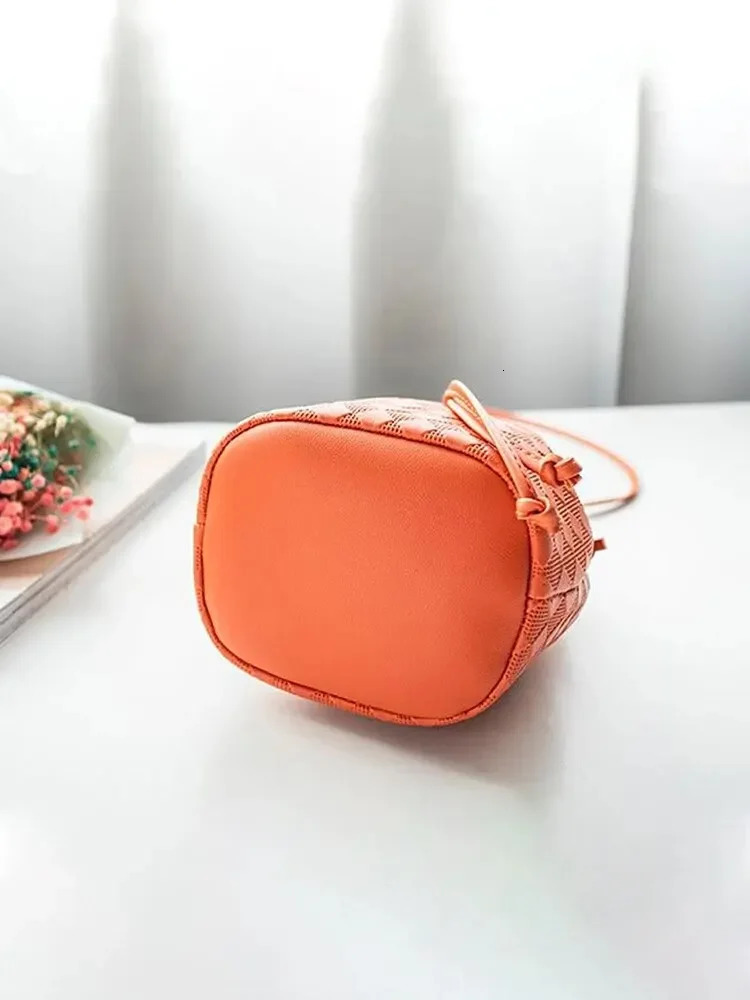 Embossed flat bottom bag PU leather exquisite compact portable shoulder cross bag 250427