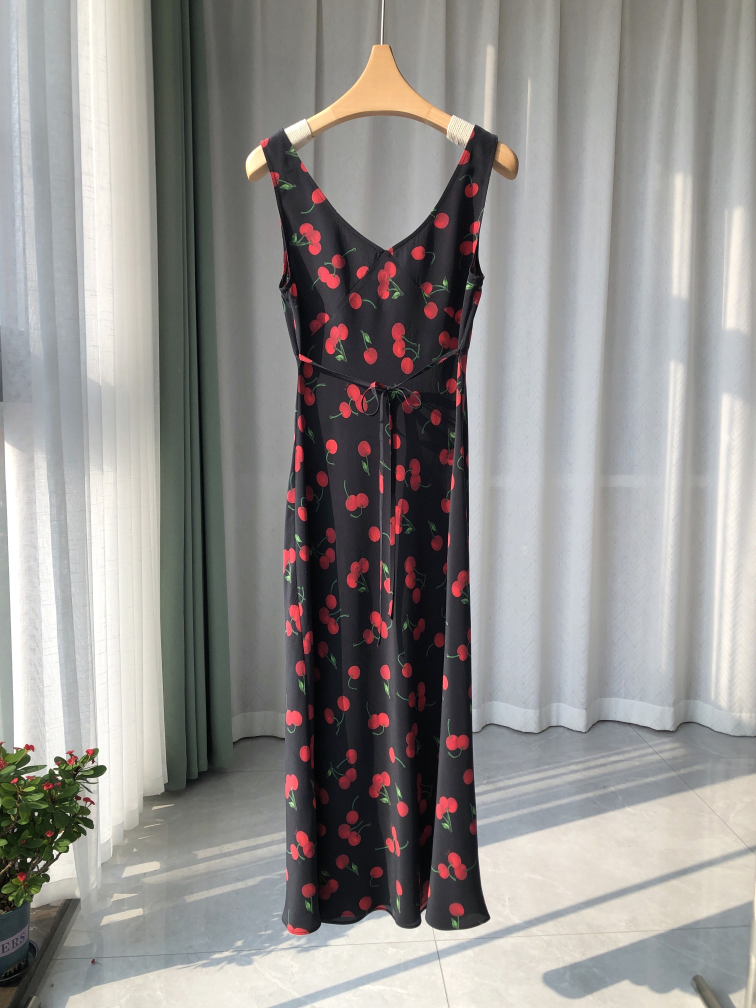 2025 Red cherry silk sleeveless vest skirt Fashion Week Show Customized Fashion Tailored clothing womens Fashion Paris.M353