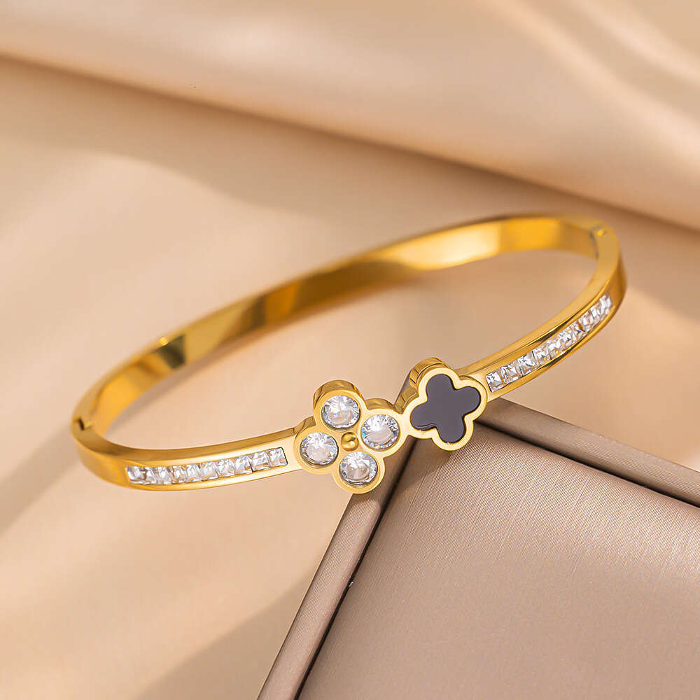 designer jewelry 4 leaf flowe Diamond studded clover bracelet for women with a high-end feel open mouth bracelet that does not fade accessories for Mo