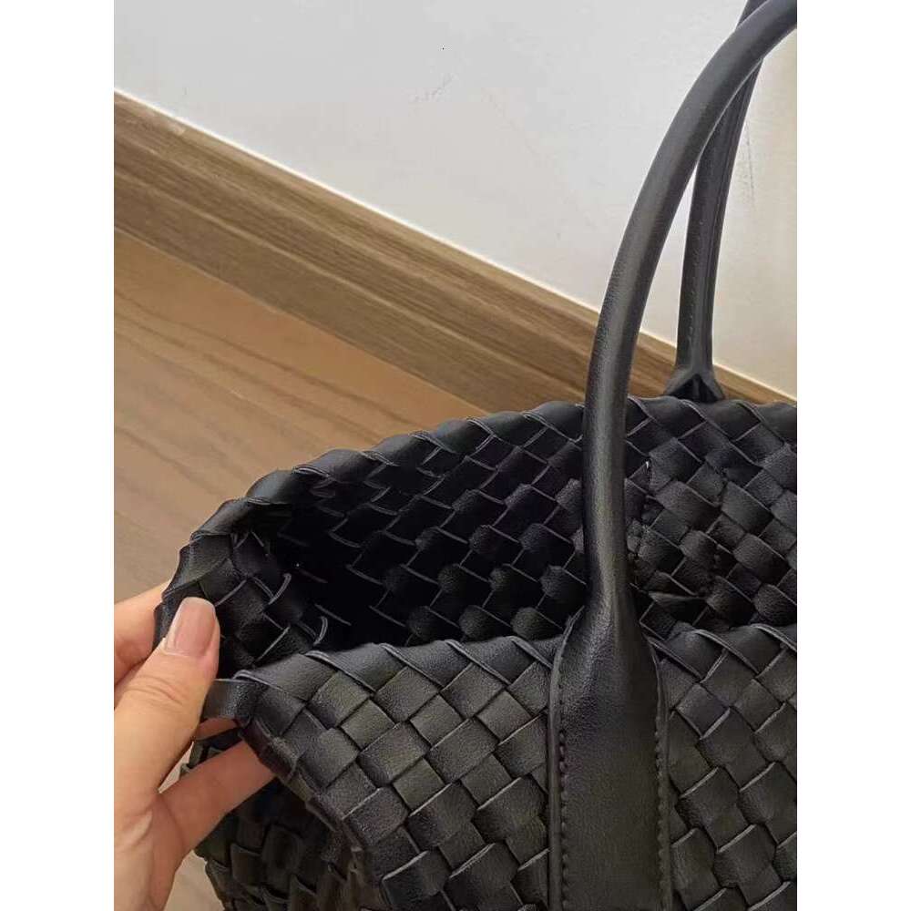 Summer Large Capacity Hand Woven for Women 2025 New High Quality Texture Simple Commuter Handheld Shoulder Bag