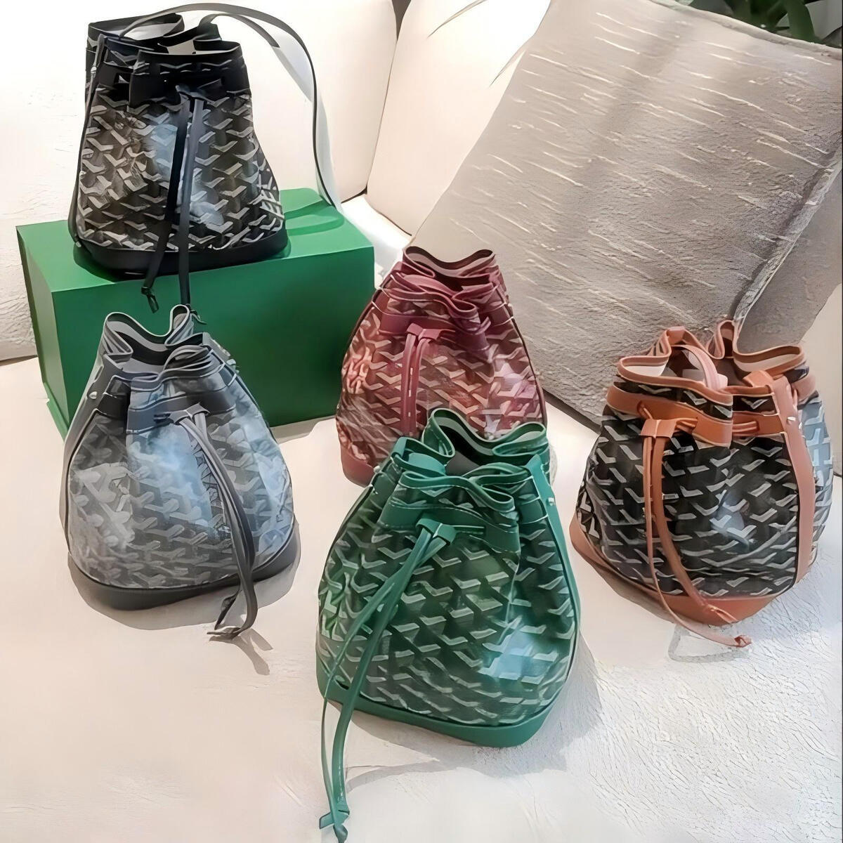 Treasure Edition, a uniquely designed Y-shaped bucket bag, shoulder bag, and handbag. Fashionable and energetic, it is suitable for daily use.