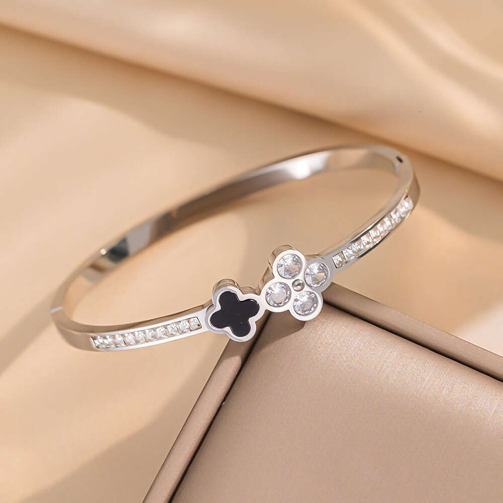 designer jewelry 4 leaf flowe Diamond studded clover bracelet for women with a high-end feel open mouth bracelet that does not fade accessories for Mo