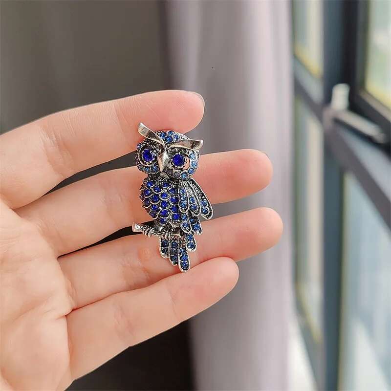 Delicate Blue Crystal Eyes Owl Brooches For Men Alloy Rhinestone Brooch Badge Pin Women Gifts Accessories Jewelry 2024