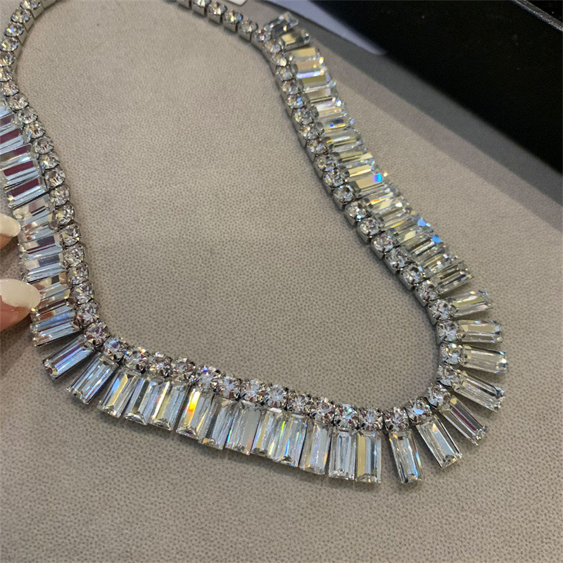 New style exaggerated square full-diamond necklace, fashionable and luxurious for parties and banquets, dazzling diamond-laden elegant ladies' ne