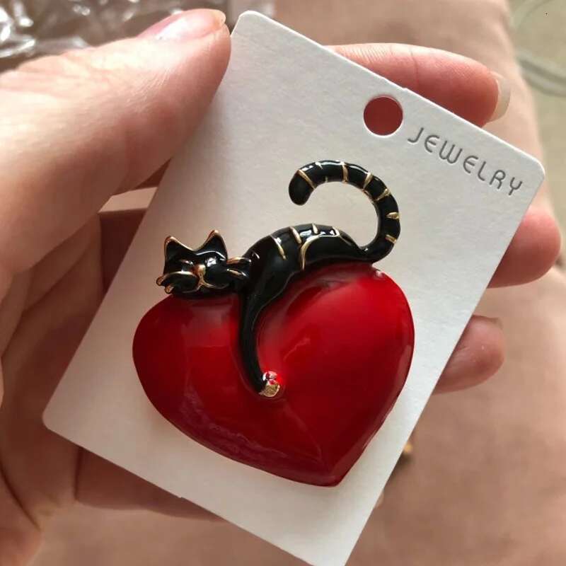 Original Enamel Heart Lazy Cat Pins For Lovers Wedding Jewelry Brooch Christmas New Year Gift