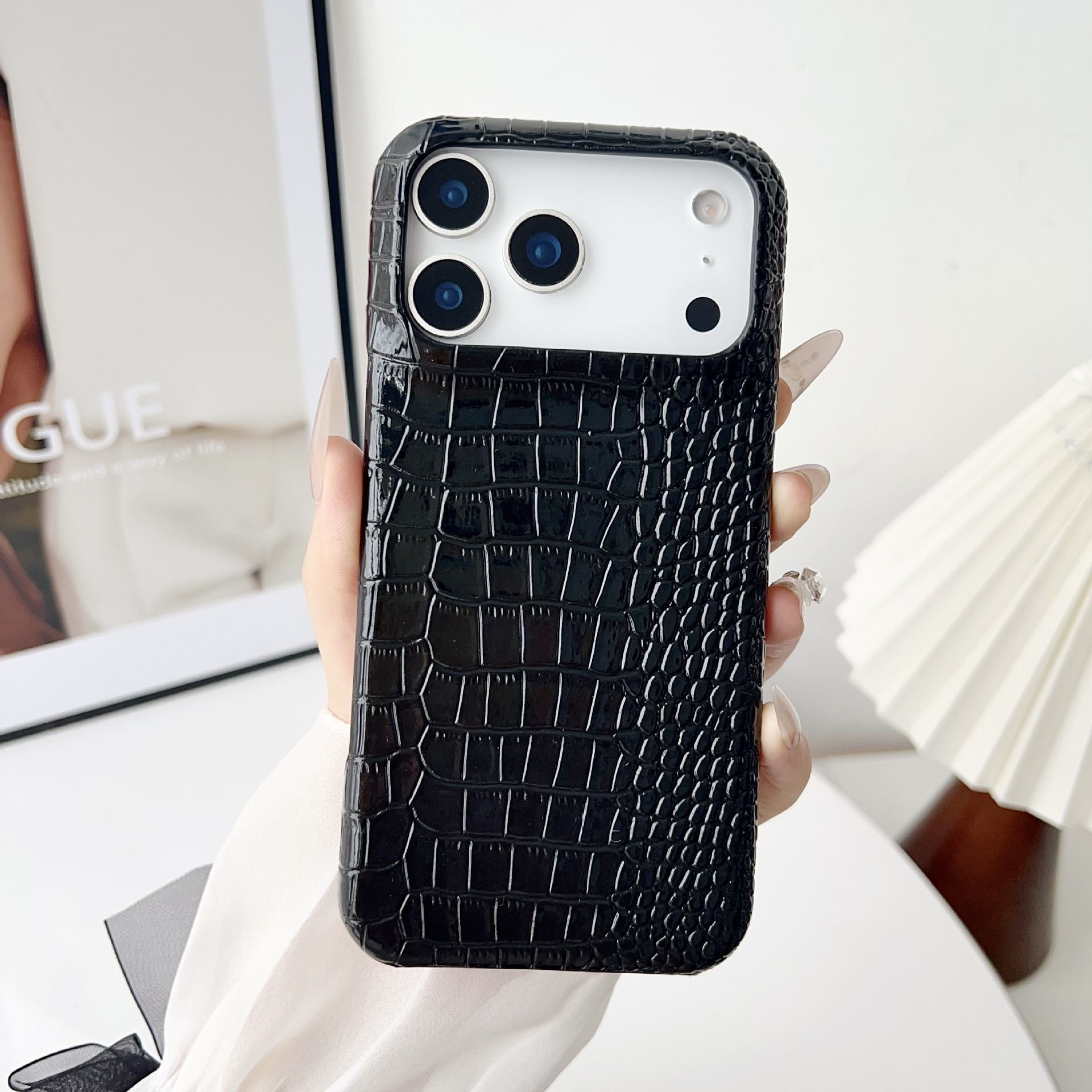 Cracked Gradient Crocodile Skin Pattern Phone Case iPhone 17 Pro Max Compatible with Apple 16 Pro High Frame Luxury Case