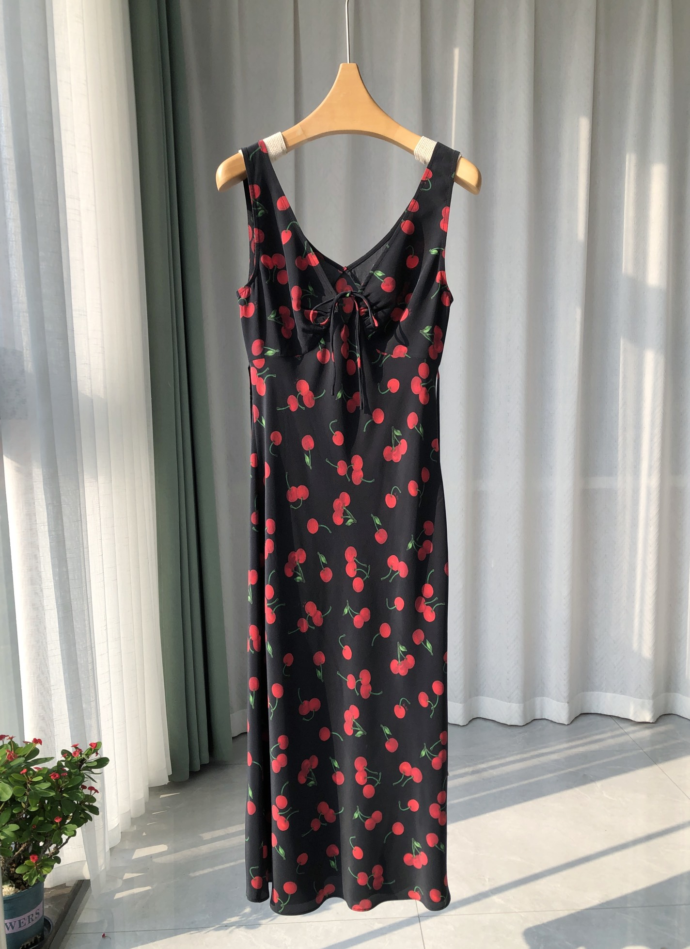 2025 Red cherry silk sleeveless vest skirt Fashion Week Show Customized Fashion Tailored clothing womens Fashion Paris.M353