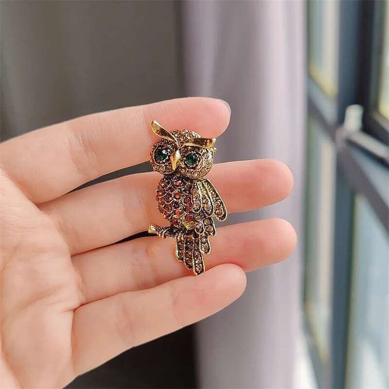 Delicate Blue Crystal Eyes Owl Brooches For Men Alloy Rhinestone Brooch Badge Pin Women Gifts Accessories Jewelry 2024