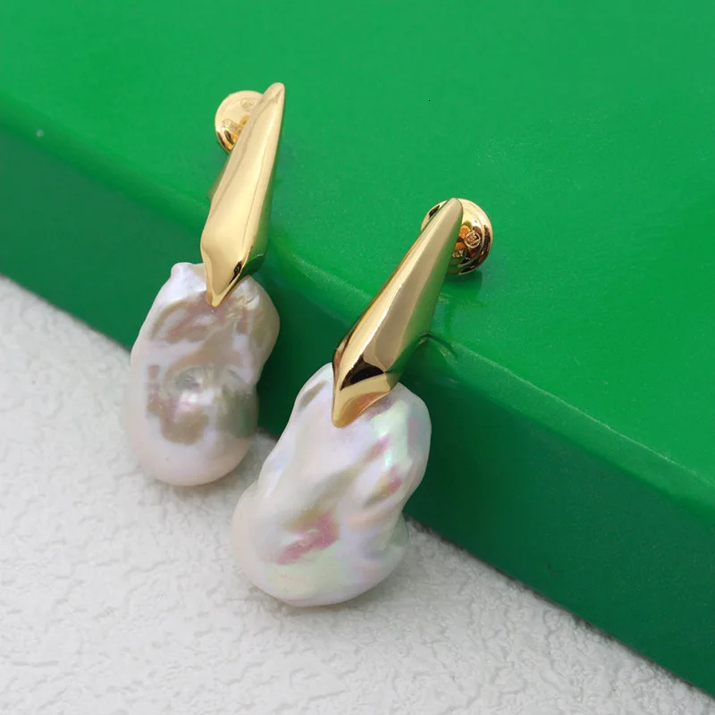 Europe and the United States niche style simple Baroque shaped pearl earrings advanced sense 2024 retro earrings250422