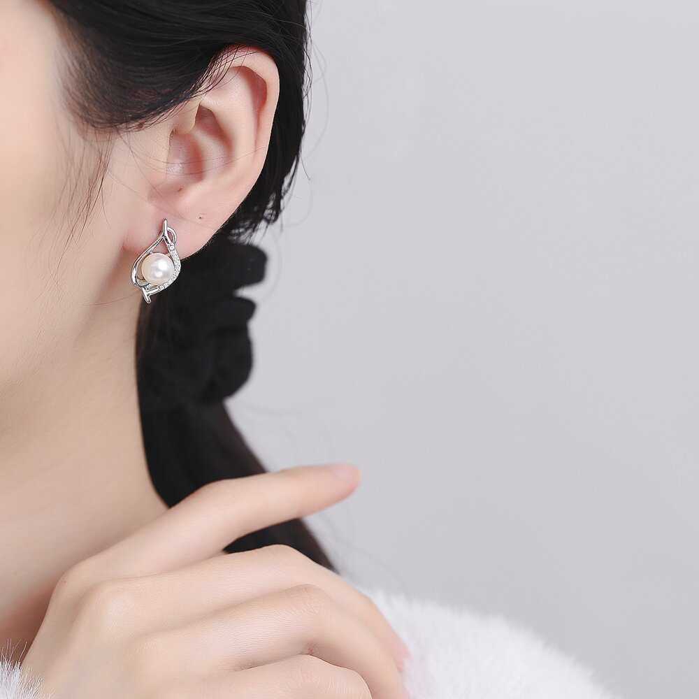 In Europe and America, there is a popular trend of high-end imitation pearl ear ring earrings with a cold and elegant style for women