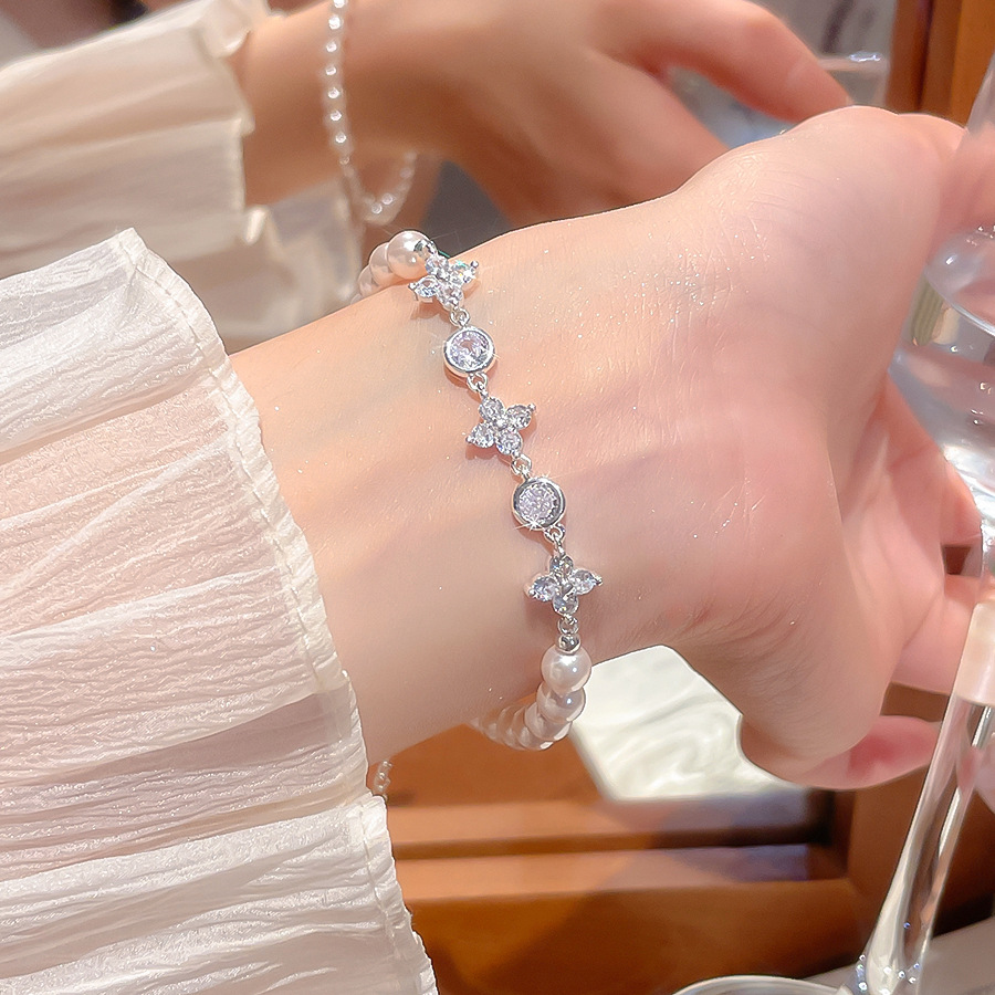 Super Sparkling Zircon Pearl Beaded Flower Round Pendant Elegant Bracelet Light Luxury High-end Hand Accessories for Women - view 3