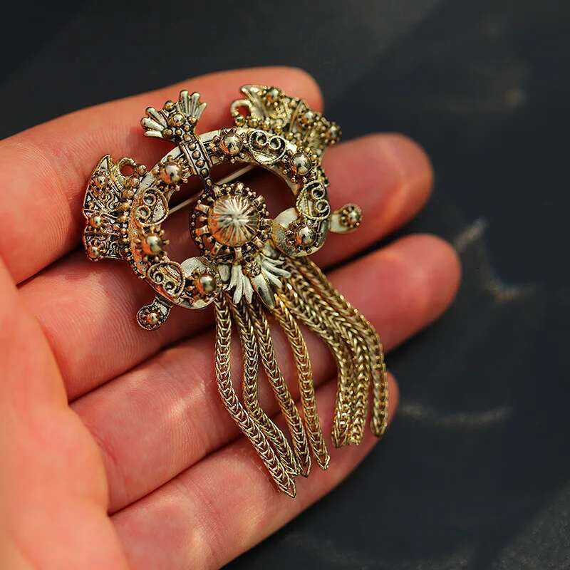 Ladies Novelty Vintage Palace Tassel Brooch Elegant Clothing Pins Banquet Party Coat Suit Accessories