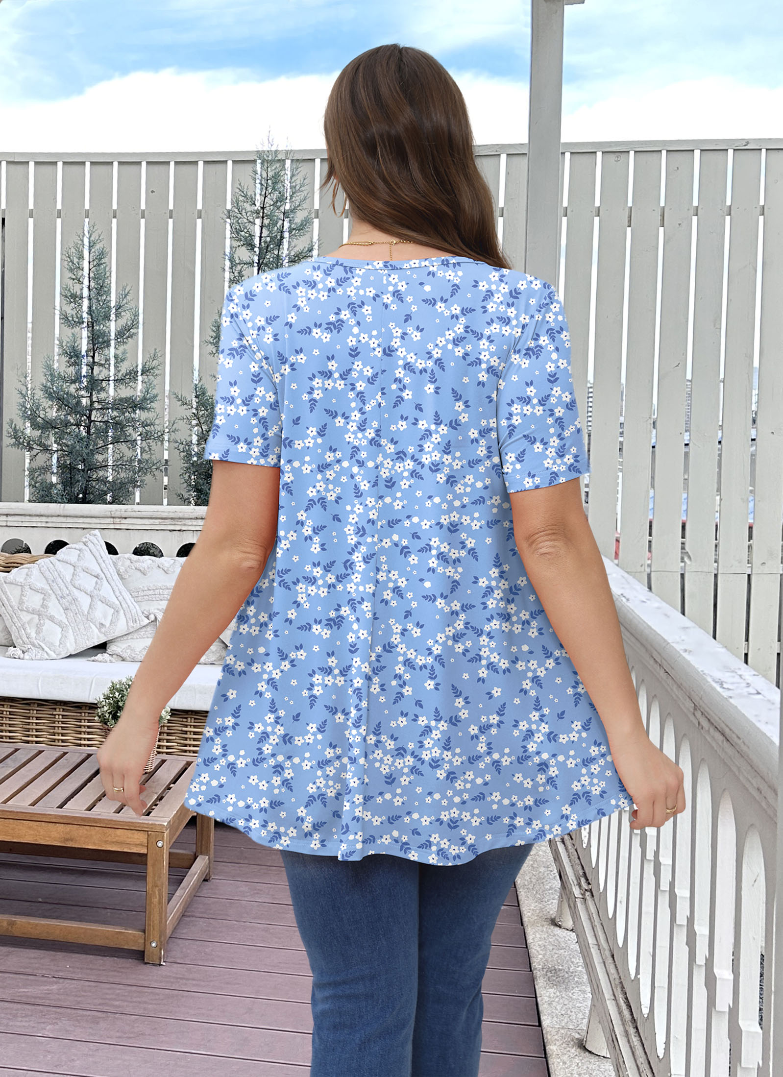 Tunic Tops for Women Plus Size Short Sleeve Crew Neck Swing Flare Loose T-Shirt Blouses to Wear with Leggings Light Blue Floral Tunics