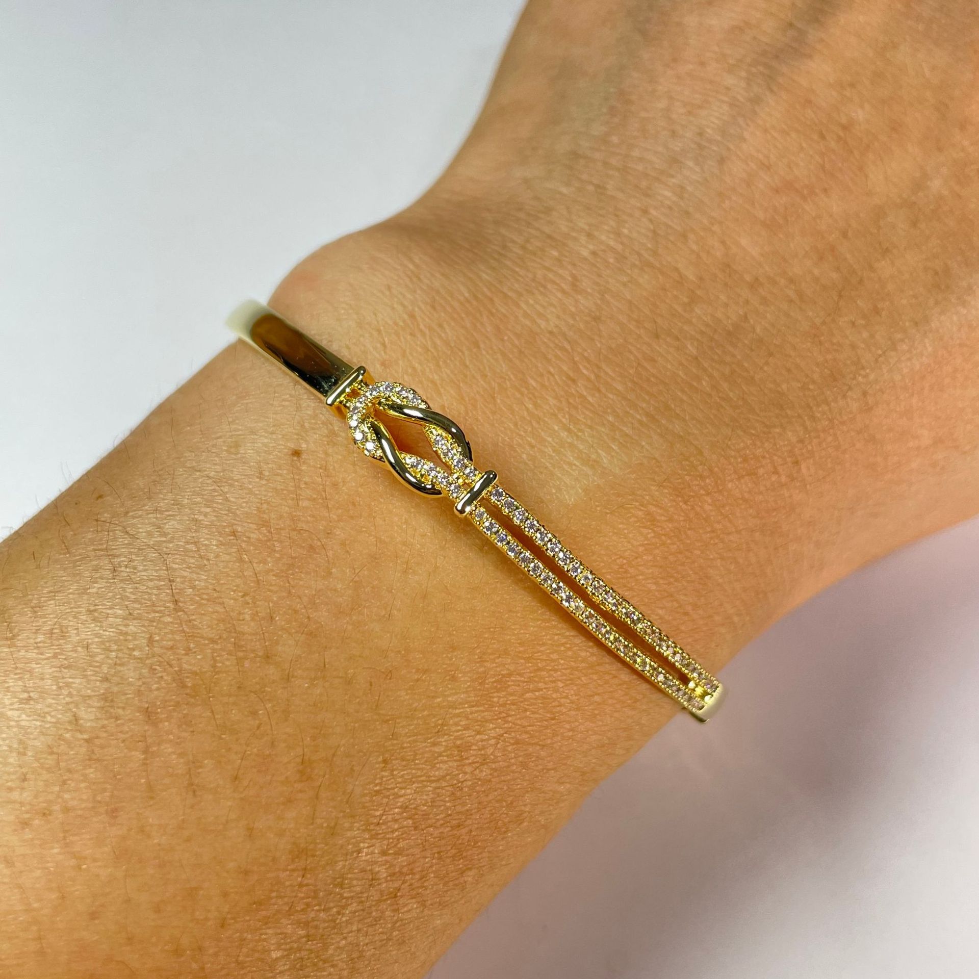 Fashionable designer bracelet women horseshoe buckle bracelet with micro inlaid zircon versatile for women's light luxury bracelet classic design