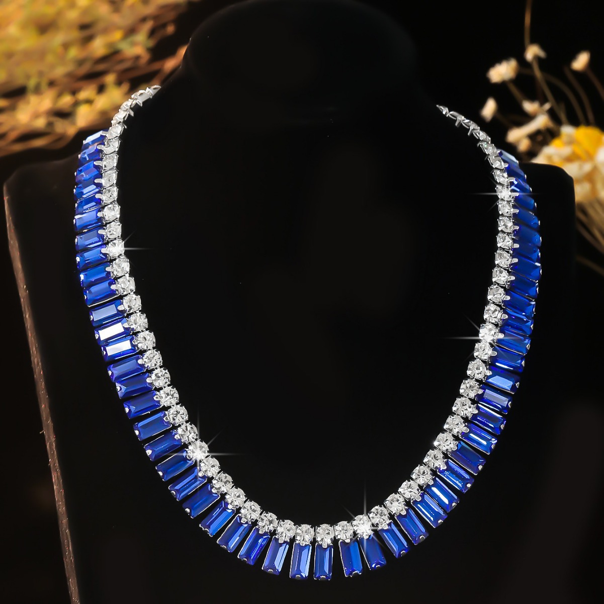 New style exaggerated square full-diamond necklace, fashionable and luxurious for parties and banquets, dazzling diamond-laden elegant ladies' ne