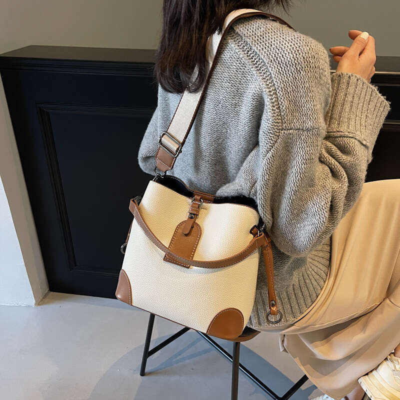 Bucket 2024 new trend large capacity fashionable single shoulder crossbody for women practical and versatile commuting leisure bag