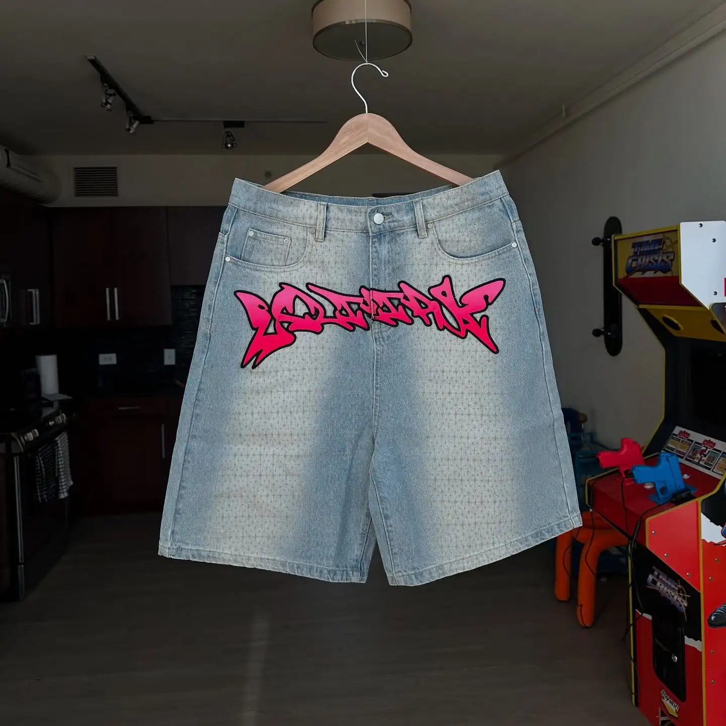 Mens retro washed denim shorts bold pink graffiti patch street clothing hip-hop style pocket set jeans shorts with graphic on the back 250423