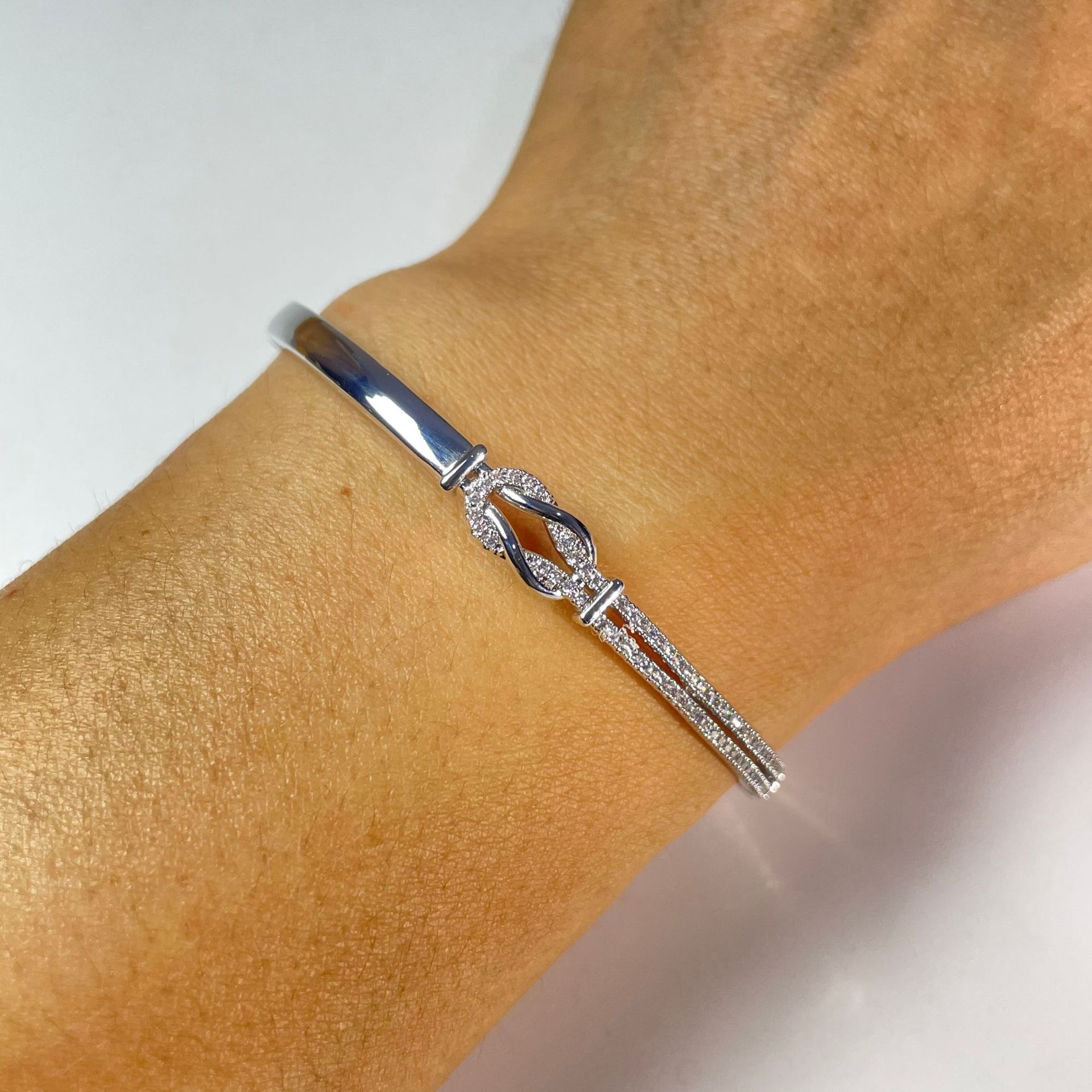 Fashionable designer bracelet women horseshoe buckle bracelet with micro inlaid zircon versatile for women's light luxury bracelet classic design
