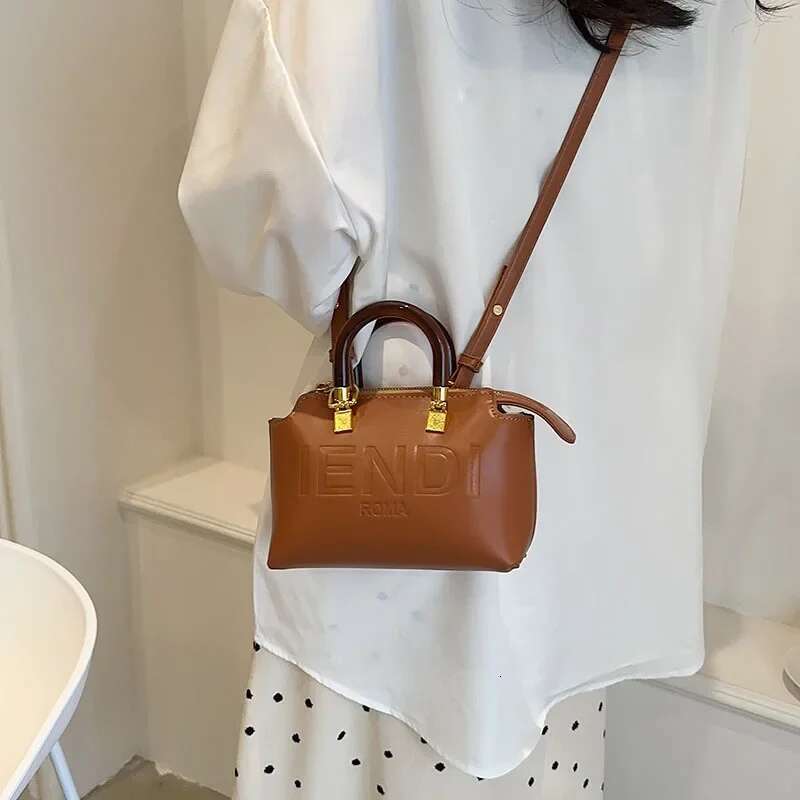 2025 New Cross-Border Women's Pillow Tote Bag Large Capacity Trendy Convertible Shoulder Crossbody Purse Niche Design