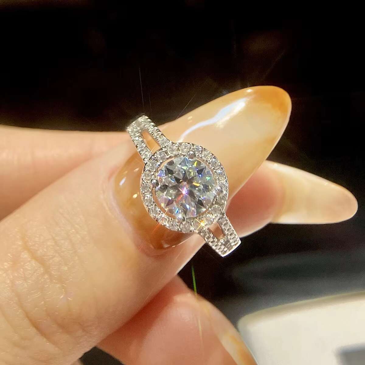 Fashion Diamond Rings Women 925 Sterling Silver Plated 18K Gold White Gold Ring 1CT Moissanite Ring for Women Engagement Jewelry
