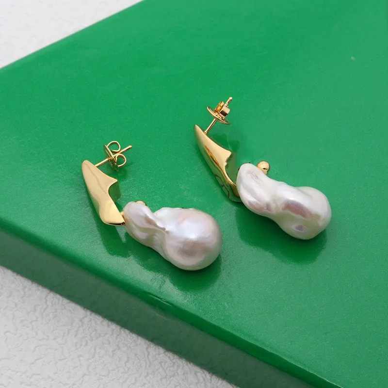 Europe and the United States niche style simple Baroque shaped pearl earrings advanced sense 2024 retro earrings250422
