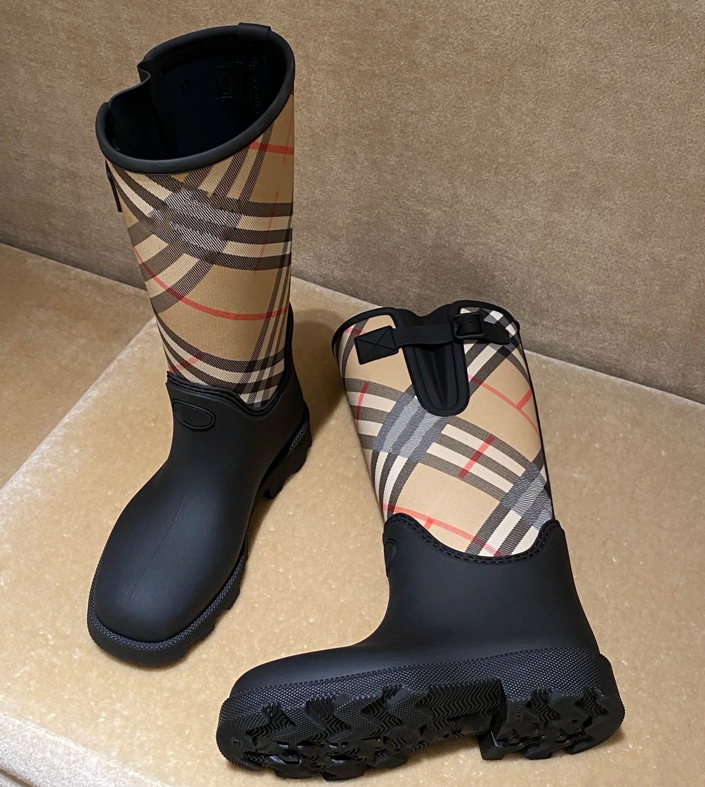 Luxurious British designer ladies rain boots for winter, featuring bold patterns versatile classic British style seamless high-quality anti-slip rubber boots