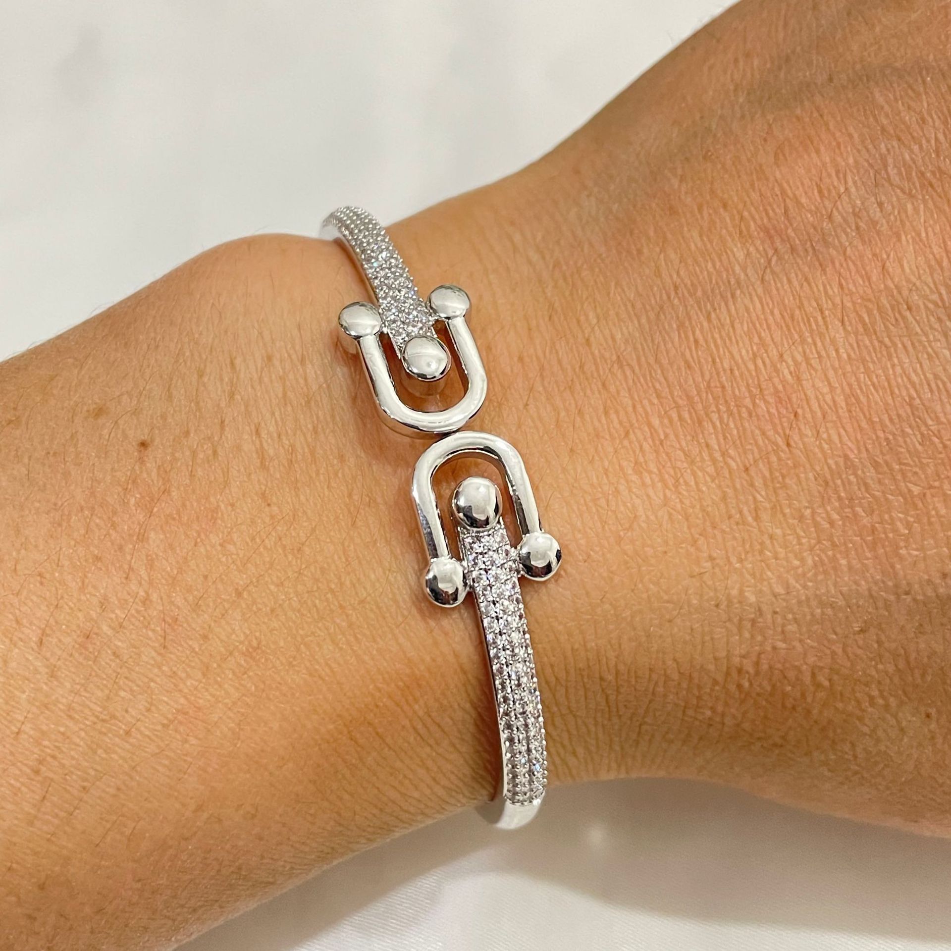Fashionable designer bracelet women horseshoe buckle bracelet with micro inlaid zircon versatile for women's light luxury bracelet classic design