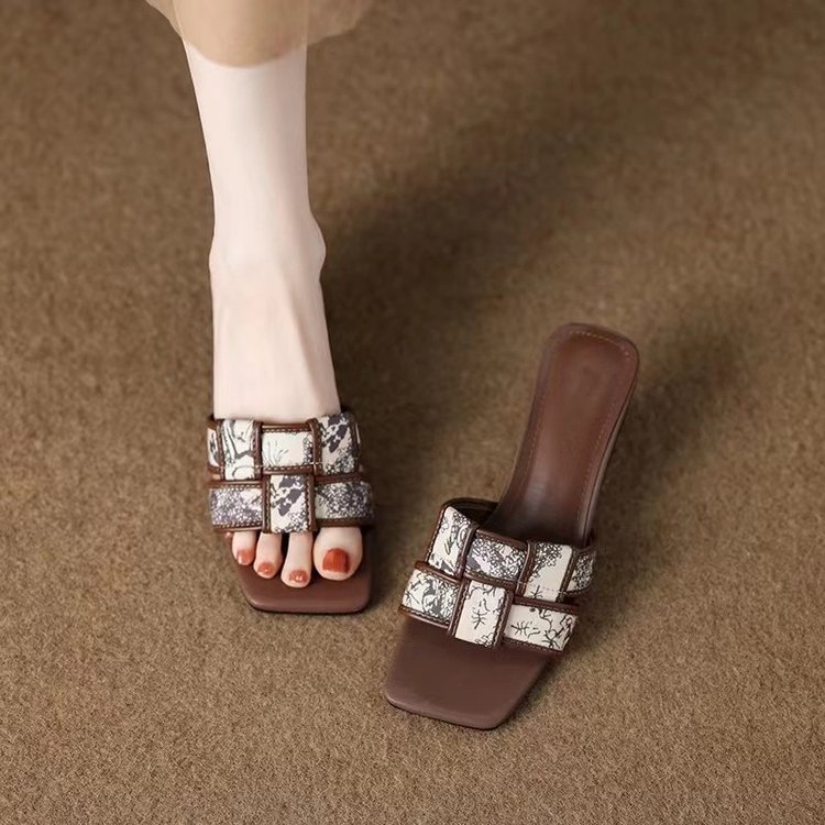 Free shipping designer summer French flip-flops for women, a pair of flip-flops with a small Chanel-style square toe and exposed toe retro sandals