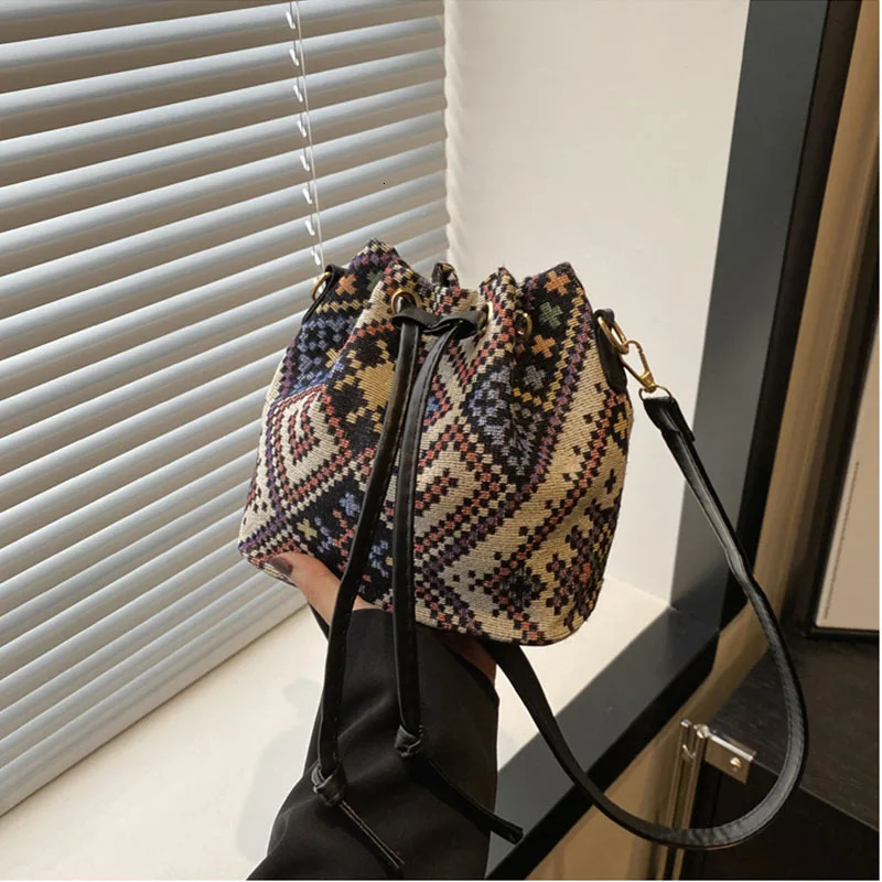 Personalized Casual Fashion Single Shoulder Ethnic Style Oblique Crossbody Drawback Bag for Women Retro 250427