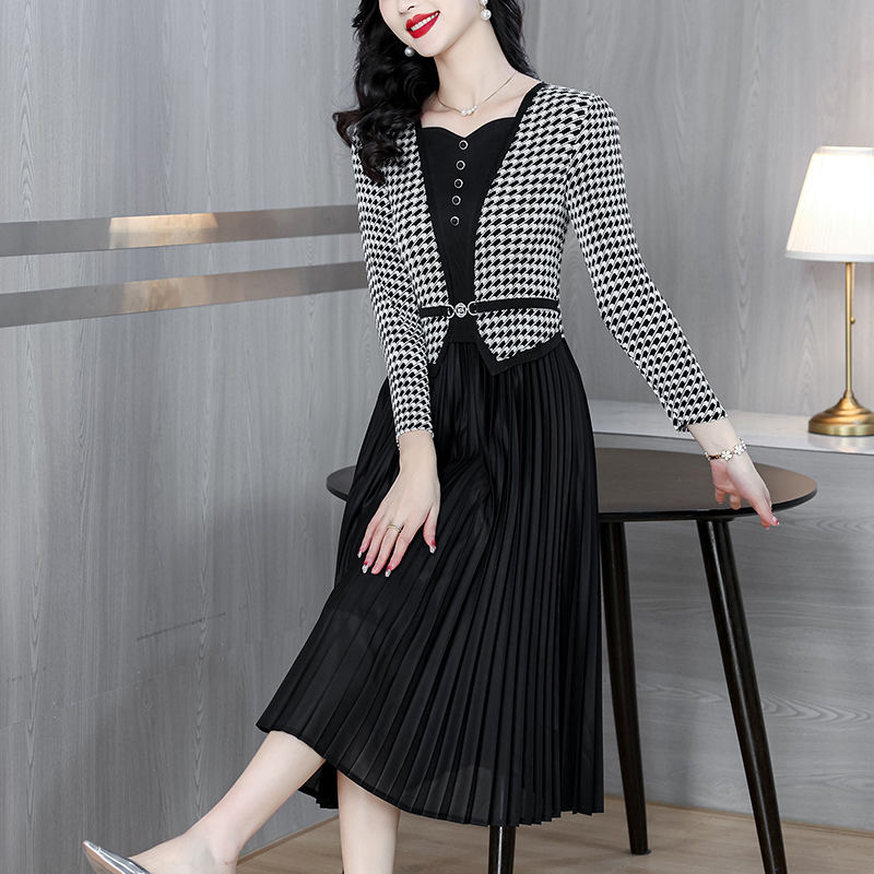 Large size women's dress 2025 new Chinese style fashion V-neck slim dress long skirt D02318