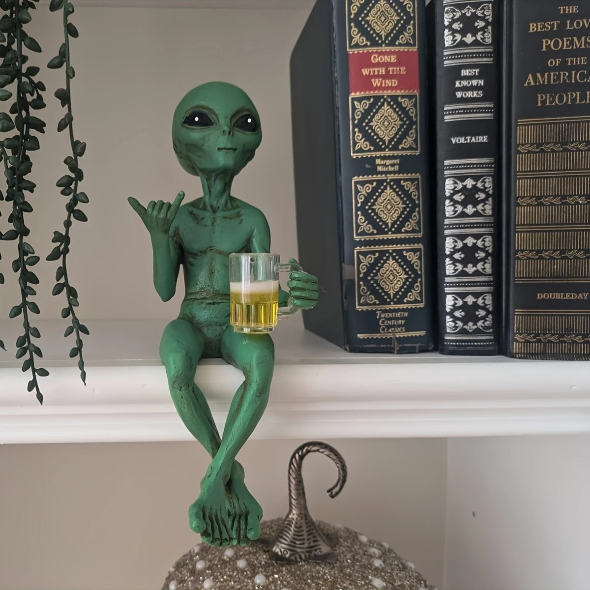 Drinking Alien Sculpture Novelty Alien Collectibles Funny Desktop Decoration For Desk Bedroom Decoration 251203