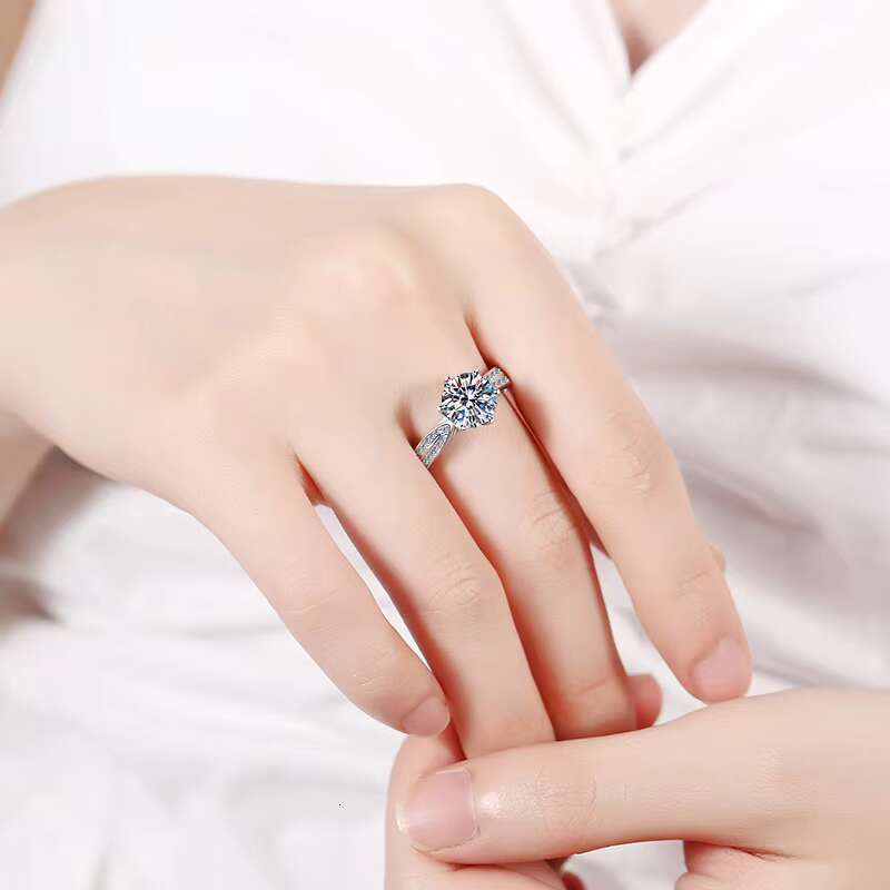 Hot Sales Brilliant Cut Silver Plated Platinum Vvs Moissanite Circular 1.0ct Engagement Diamond 925 Silver Ring