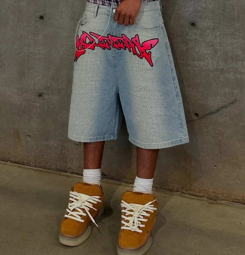 Mens retro washed denim shorts bold pink graffiti patch street clothing hip-hop style pocket set jeans shorts with graphic on the back 250423