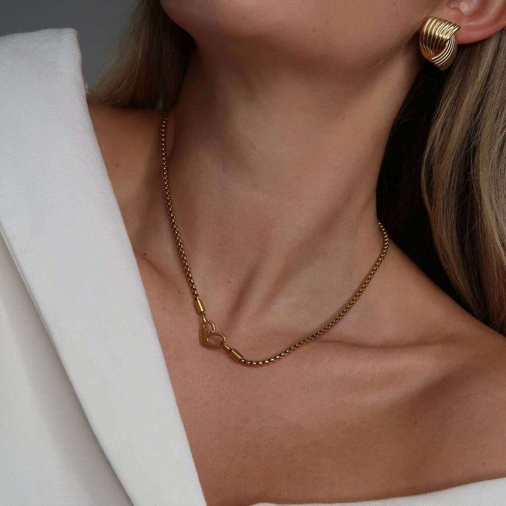 Designer jewelry for women Stainless steel heart-shaped necklace pendant double-sided heart-shaped Valentine's Day jewelry electroplated 18k Moth