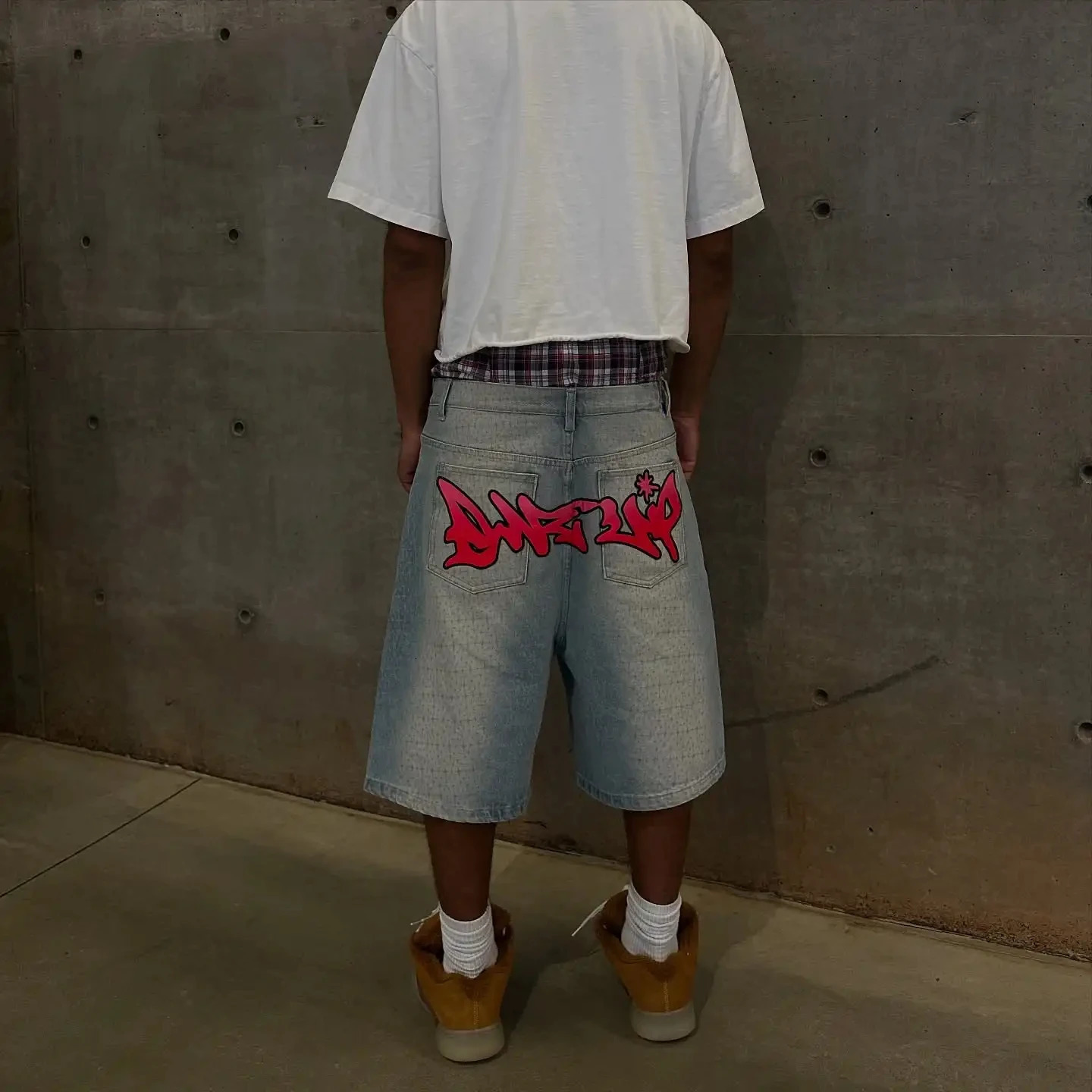 Mens retro washed denim shorts bold pink graffiti patch street clothing hip-hop style pocket set jeans shorts with graphic on the back 250423