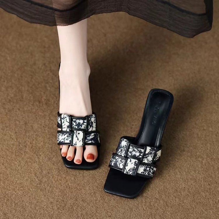 Free shipping designer summer French flip-flops for women, a pair of flip-flops with a small Chanel-style square toe and exposed toe retro sandals