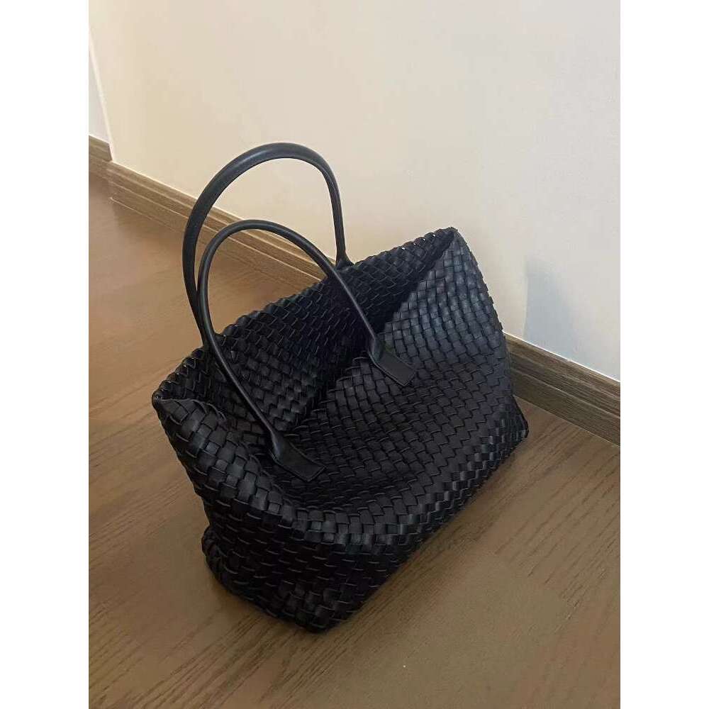 Summer Large Capacity Hand Woven for Women 2025 New High Quality Texture Simple Commuter Handheld Shoulder Bag